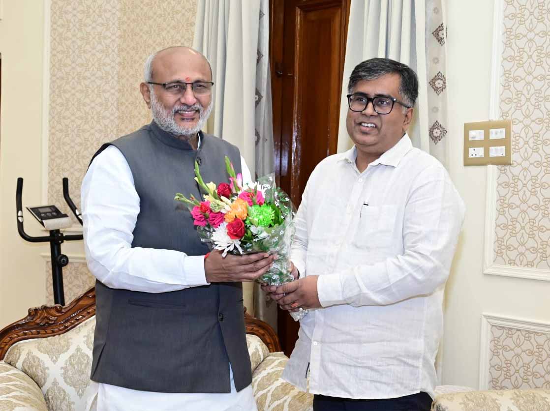 रांची : उपराष्ट्रपति से मिले युगांतर भारती के अध्यक्ष अंशुल शरण