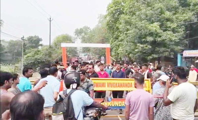 धनबाद: जर्जर 11 केवी तार सड़क पर गिरा, करंट से 3 मवेशियों की मौत, मुआवजे को लेकर जाम