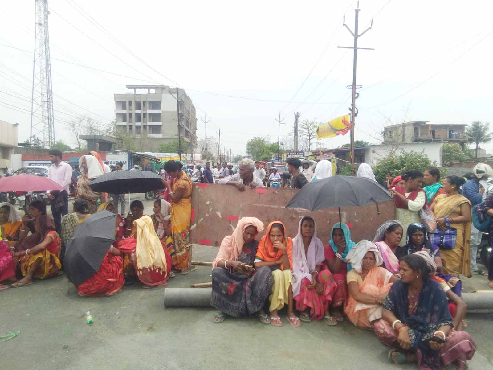 रांची : चिरौंदी में मजदूर की मौत के बाद लोगों ने किया मुख्य मार्ग जाम, आश्वासन के बाद हटाया