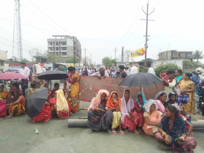 रांची : चिरौंदी में मजदूर की मौत के बाद लोगों ने किया मुख्य मार्ग जाम, आश्वासन के बाद हटाया