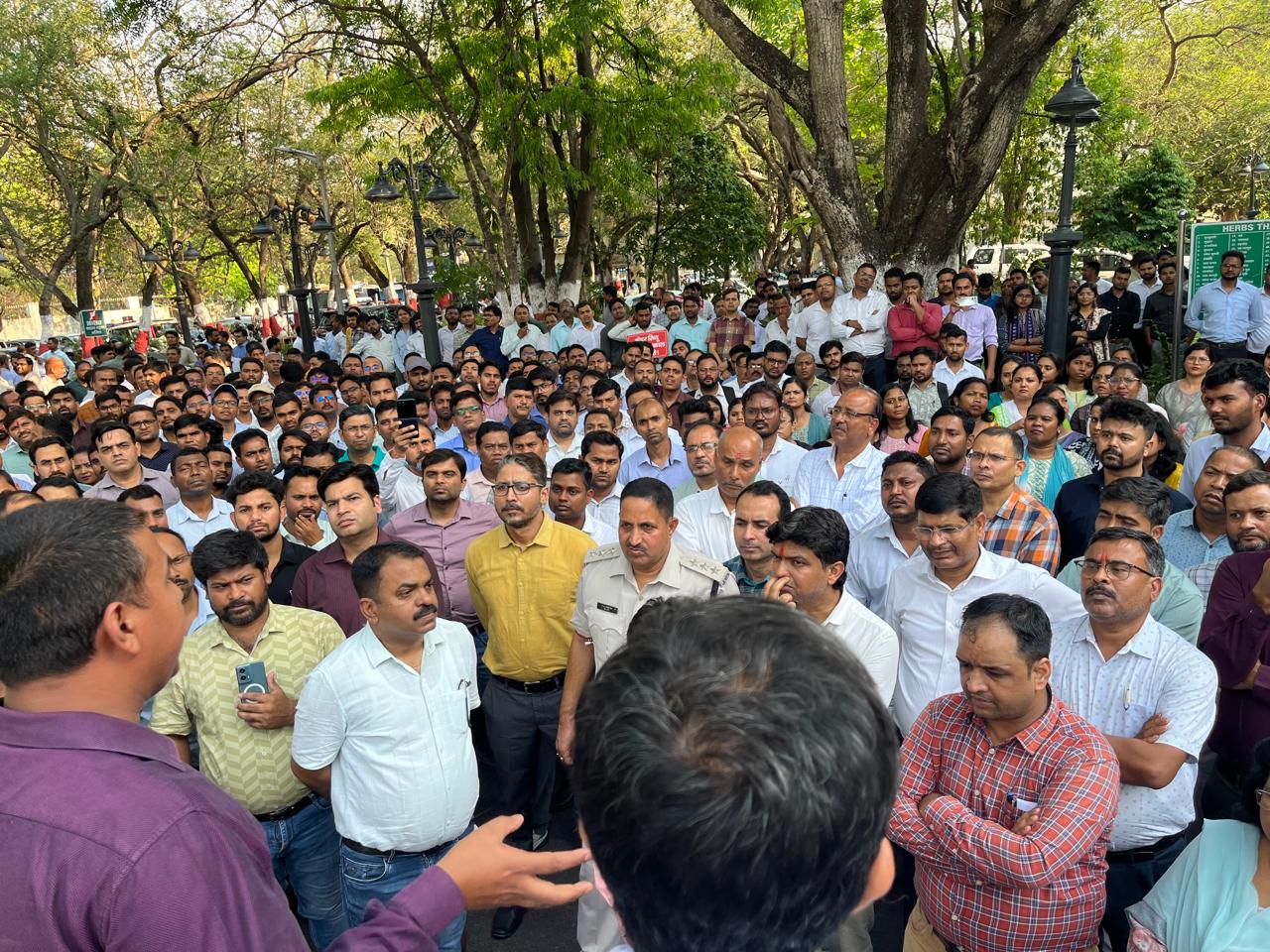 सचिवालय कर्मचारियों ने बनाई मानव श्रृंखला, कैडर रिव्यू कमेटी में शामिल होंगे संघ के दो सदस्य