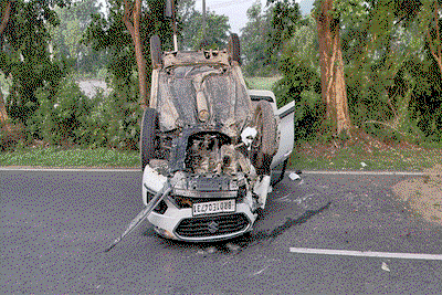 Jamtara News :  NH-419 पर पेड़ से टकराकर पलटी कार, 7 घायल