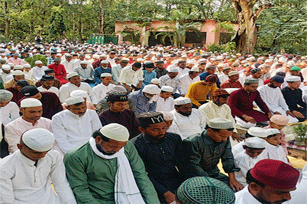 Giridih News : भाईचारे व कुर्बानी के जज्बे के साथ धूमधाम से मनाई गई बकरीद
