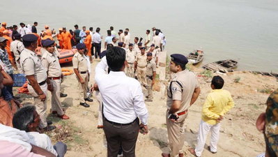 Patna News : गंगा नदी में नाव पलटी, 3 की मौत, 4 की तलाश जारी
