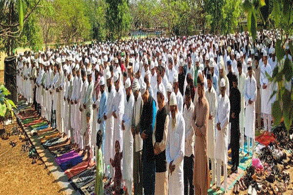 Latehar News : जिलेभर में अकीदत के साथ मनाई गई बकरीद , मस्जिदों में अदा हुई नमाज