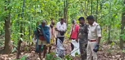 Garhwa News : जंगल से नर कंकाल मिलने से सनसनी, मोबाइल के टुकड़े व कपड़े बरामद