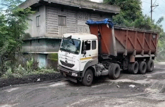 Seraikela News: चांडिल-गिद्दीबेड़ा 6.5 KM सड़क का निर्माण ठप, उड़ती धूल व ढाई फीट के गड्ढों से राहगीर परेशान