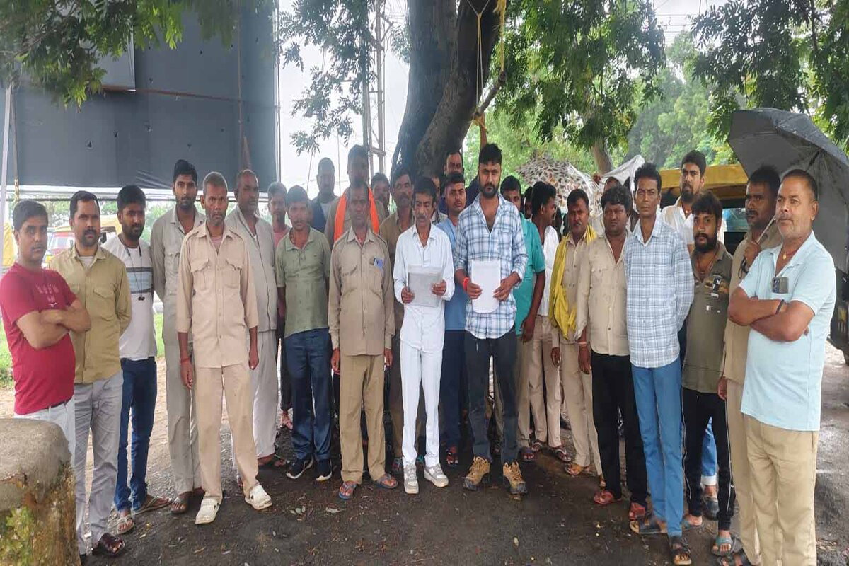Ranchi : एयरपोर्ट पार्किंग से ऑटो हटाने पर चालक-मालिकों में बढ़ी नाराजगी, डायरेक्टर से करेंगे मुलाकात