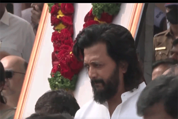 अजित पवार के संस्कार में पहुंचे रितेश देशमुख, नम आंखों से दी विदाई