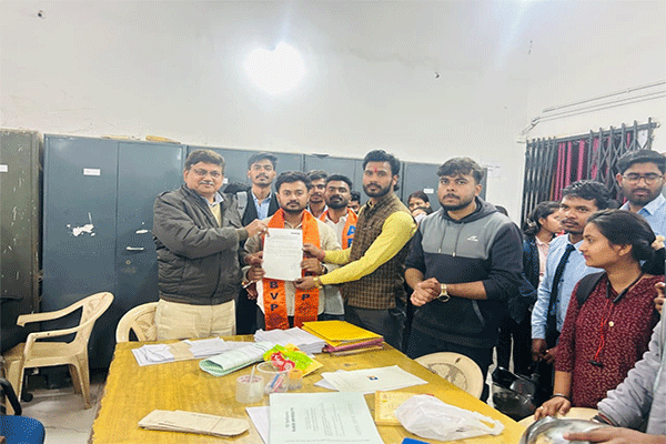 एबीवीपी के नेतृत्व में छात्रों का प्रदर्शन, परीक्षा नियंत्रक का घेराव