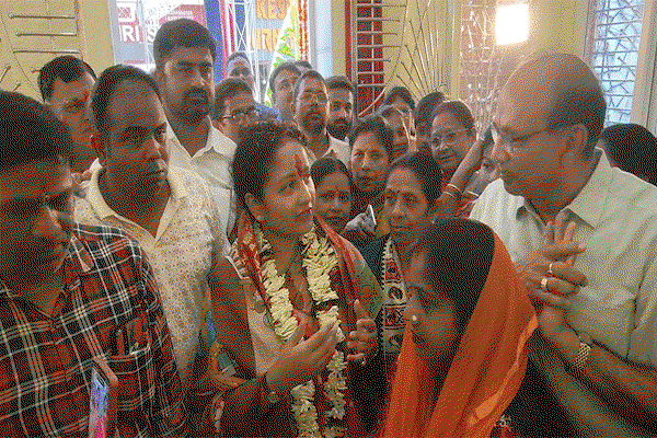 गिरिडीह : संतोषी माता मंदिर पहुंचीं कल्पना सोरेन, माथा टेक लिया आर्शीवाद