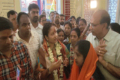 गिरिडीह : संतोषी माता मंदिर पहुंचीं कल्पना सोरेन, माथा टेक लिया आशीर्वाद