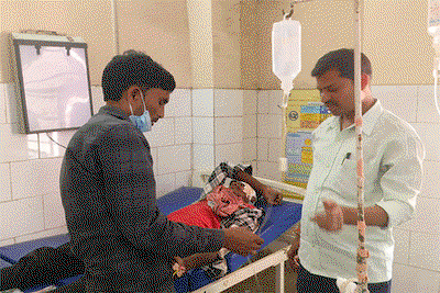 जामताड़ा : चार पहिया वाहन की टक्कर से बाइक सवार चार युवक घायल, एक गंभीर