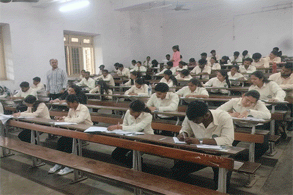 समयबद्ध परीक्षा संचालन को लेकर DSPMU वीसी सख्त, व्यवस्थाओं का किया निरीक्षण