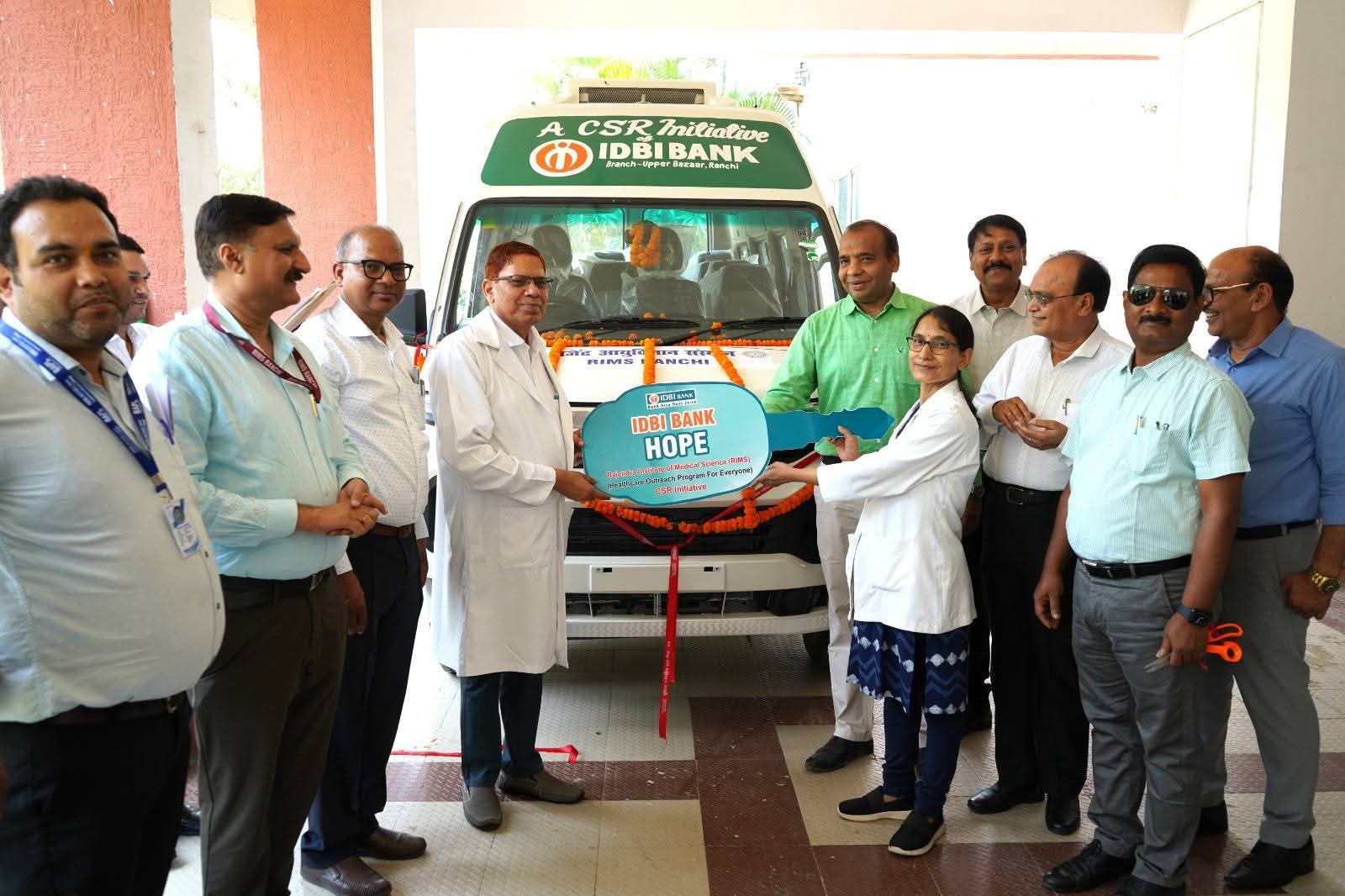 रिम्स को CSR के तहत 15 सीटर ट्रैवलर बस मिली, ब्लड डोनेशन कैंप में होगी सुविधा