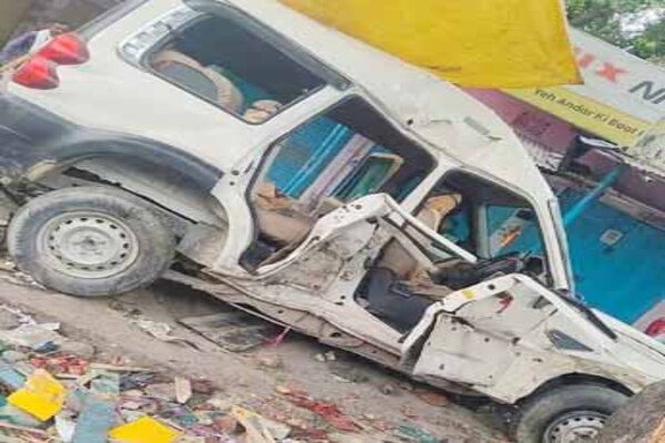 Siwan News : तेज रफ्तार स्कॉर्पियो पेड़ से टकराई, मां-बेटी की मौत, 3 घायल