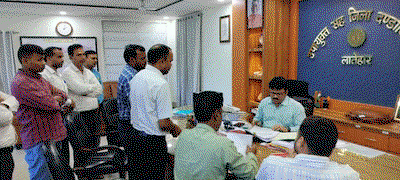 Latehar News : जन शिकायत निवारण में डीसी ने सुनी ग्रामीणों की समस्याएं