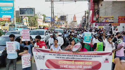 Jharkhand News : नीट पेपर लीक, क्लस्टर सिस्टम व शिक्षा में धांधली के खिलाफ छात्रों का चक्का जाम