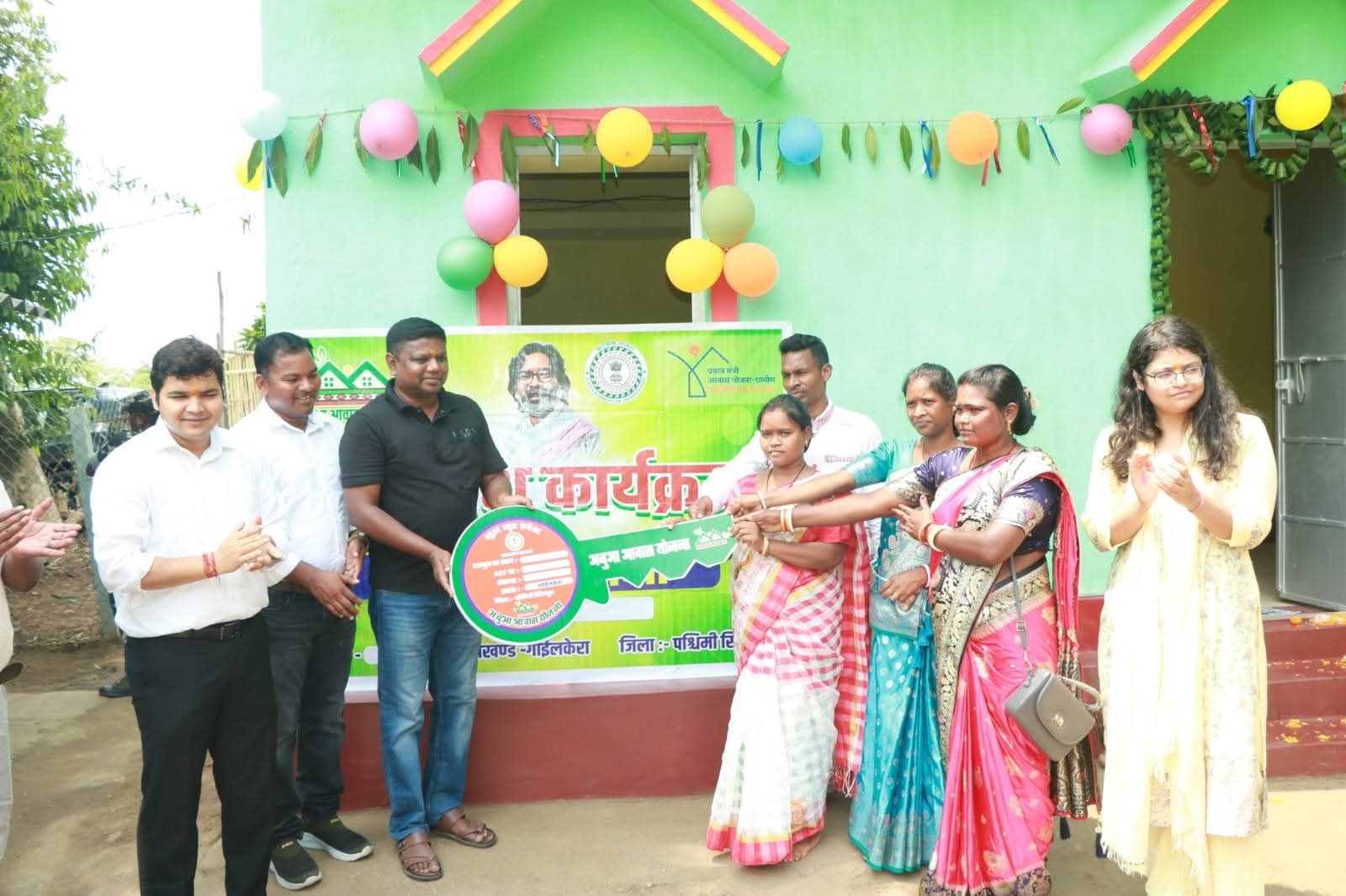 Goilkera : अबुआ आवास योजना के लाभुकों को मिला घर, डीसी-विधायक ने कराया गृह प्रवेश