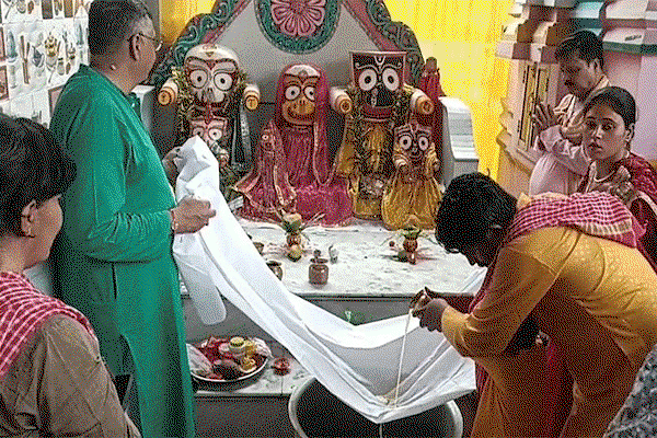 Dhanbad News : धनसार जगन्नाथ मंदिर में संपन्न हुई स्नान यात्रा, 15 दिनों के अज्ञातवास पर जाएंगे प्रभु