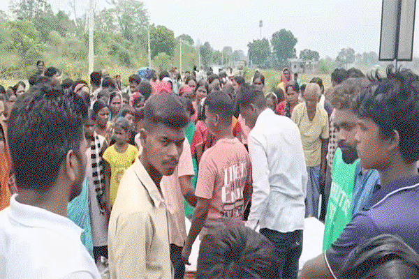Jamshedpur news: ट्रैक्टर की टक्कर से टीचर की मौत,आक्रोशितों ने की सड़क जाम