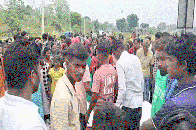 Jamshedpur news: ट्रैक्टर की टक्कर से टीचर की मौत,आक्रोशितों ने की सड़क जाम