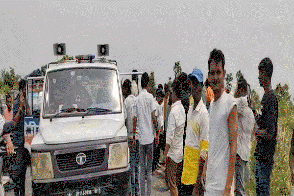Giridih News : कार-बाइक की टक्कर में दंपती गंभीर रूप से घायल, पति धनबाद रेफर