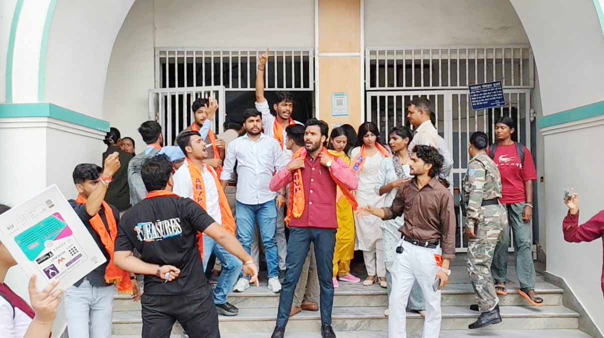 Ranchi : नोज रिंग पहना, तो उर्सुलाइन स्कूल ने छात्रा को किया निष्कासित, ABVP का प्रदर्शन