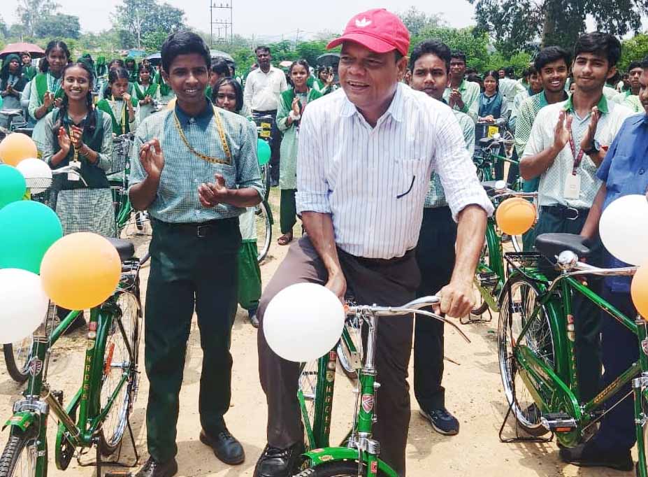 रांची में 693 छात्र-छात्राओं को मिली साइकिल, कल्याण मंत्री ने किया वितरण