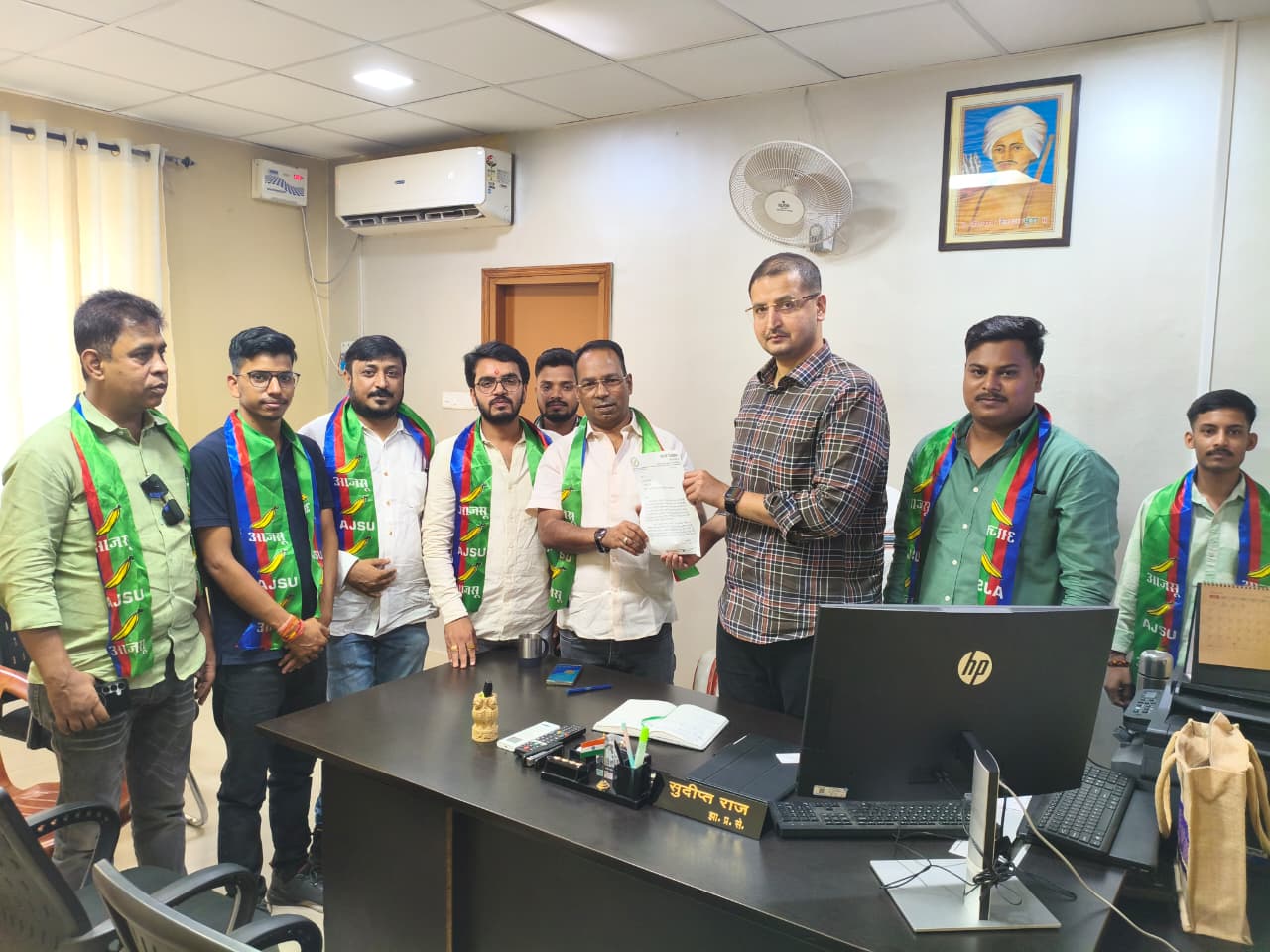 Ranchi : JCECEB नामांकन से पहले स्थानीय प्रमाणपत्र जारी करने की मांग, युवा आजसू ने सौंपा ज्ञापन