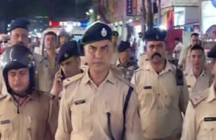 Jamshedpur News : पुलिस का मानगो व आजादनगर में पैदल मार्च, असामाजिक तत्वों को दी चेतावनी