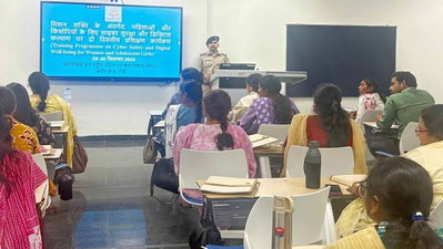 Ranchi News : महिलाओं व किशोरियों को साइबर अपराध से बचाने के लिए पुलिस का जागरूकता कार्यक्रम