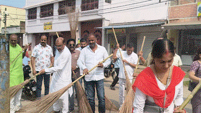 Deoghar News : झाड़ू लेकर सड़क पर उतरे रेड क्रॉस के सदस्य, दिया स्वच्छता का संदेश