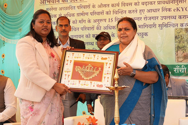 रांची : नगड़ी में दीपिका पांडेय सिंह ने की मनरेगा अभियान की शुरुआत