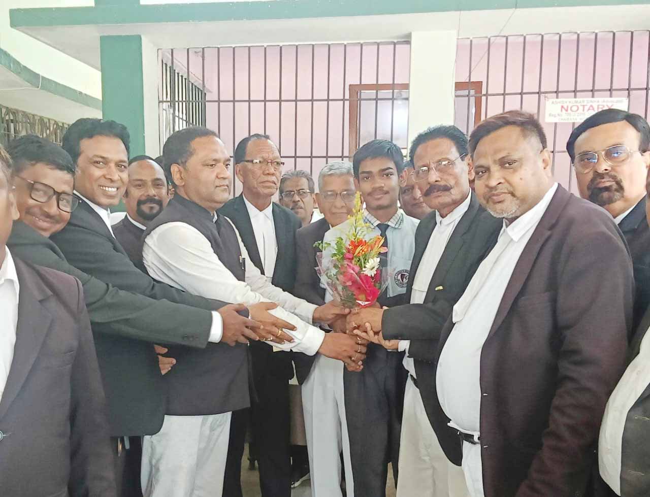 Chaibasa News: ICSE बोर्ड परीक्षा के सेकंड टॉपर चितेश सरकार को अधिवक्ताओं ने किया सम्मानित