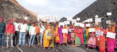 Latehar News: तेतरियाखांड़ से कोल व डस्ट हटाने की मांग को लेकर ग्रामीणों ने किया प्रदर्शन