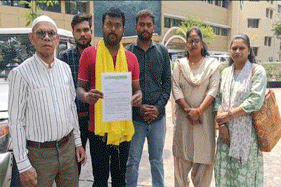 Jamshedpur News : सड़क की बदहाली पर JLKM  का हल्ला बोल, डीसी कार्यालय के बाहर किया प्रदर्शन