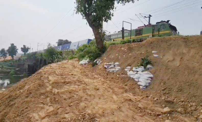 Dhanbad : हल्की बारिश में धंसी ट्रैक किनारे की मिट्टी, हादसे को दे रही न्योता