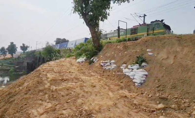 Dhanbad : हल्की बारिश में धंसी ट्रैक किनारे की मिट्टी, हादसे को दे रही न्योता