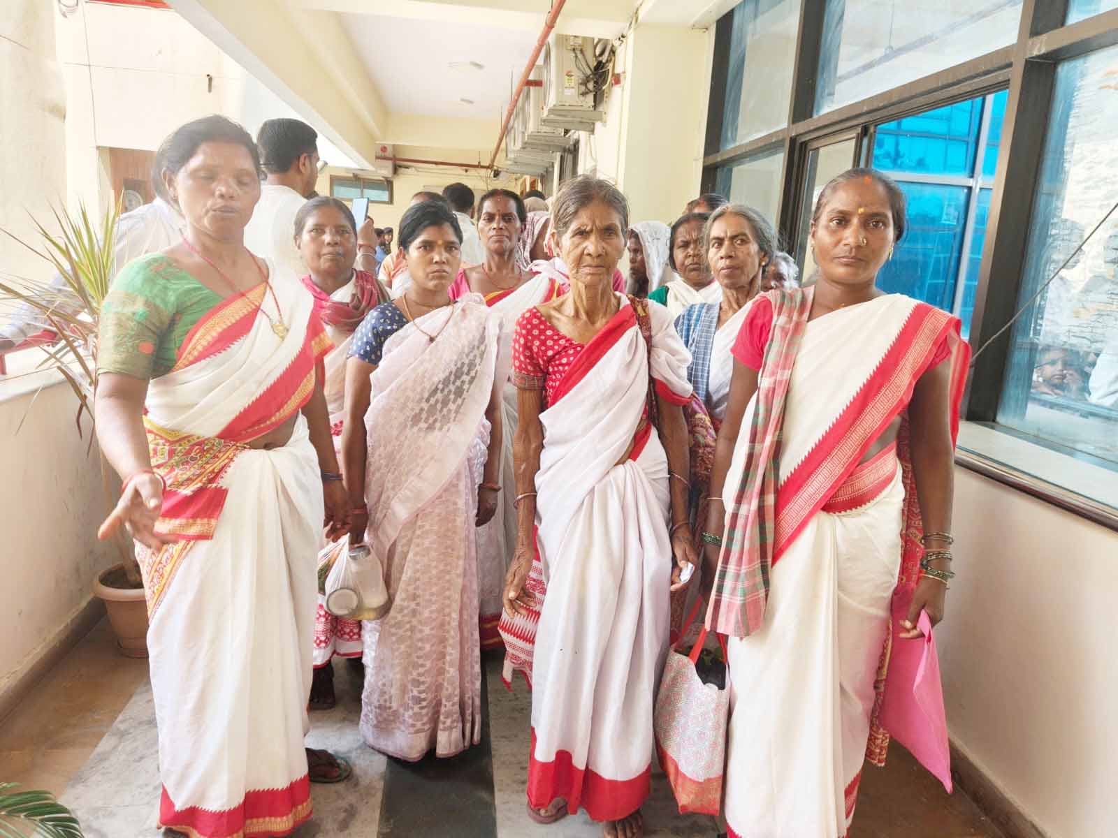 रांची डीसी से मिली आदिवासी महिलाएं, पहाड़ी मंदिर में बुधवा पाहन की प्रतिमा लगाने की मांग