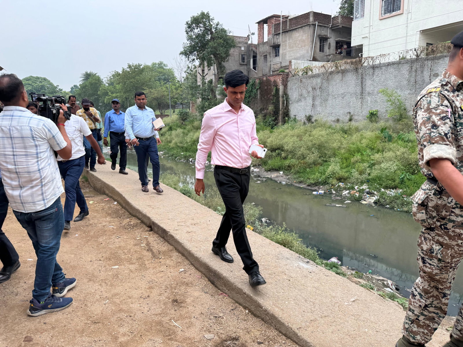 Ranchi : नगर आयुक्त ने हरमू नदी क्षेत्र का किया निरीक्षण, अवैध कब्जों पर कार्रवाई के निर्देश