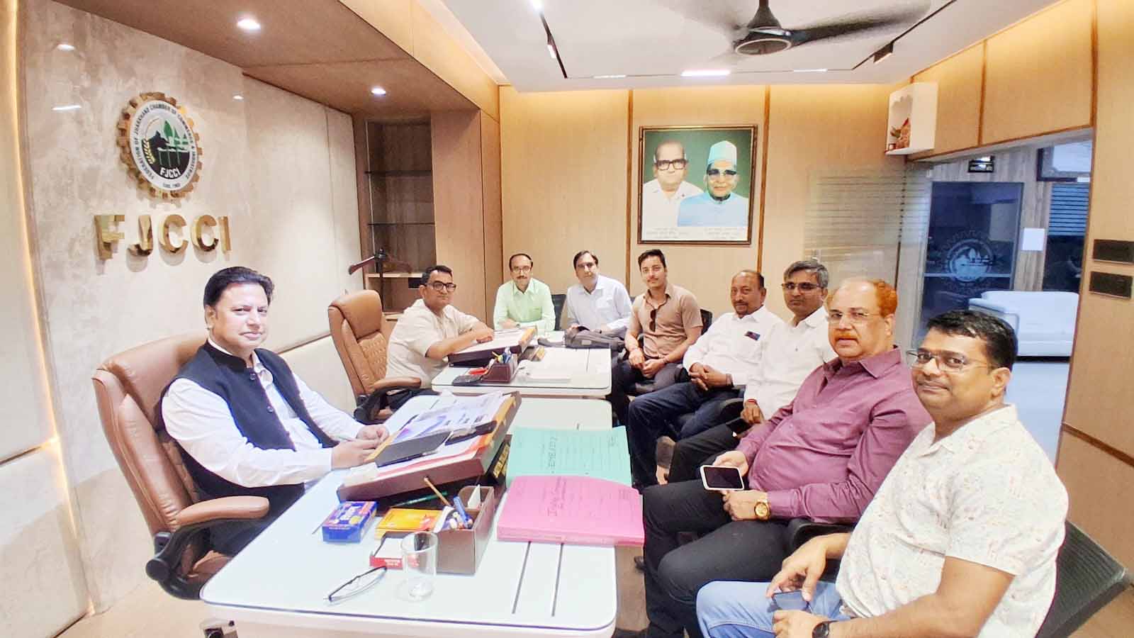 चैंबर की बैठक में देवघर प्लास्टिक पार्क को जल्द शुरू कराने पर जोर, निवेशक सम्मेलन की उठी मांग