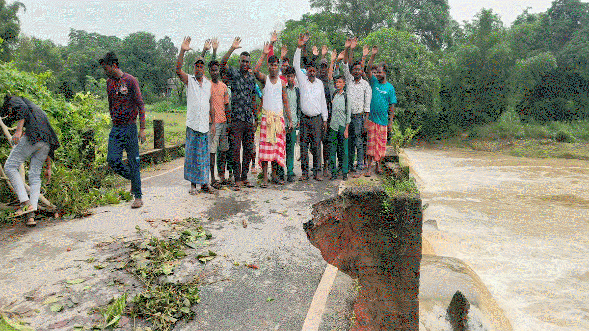 Baharagora News : रांगडो पुलिया पर हादसे की आशंका ,ग्रामीणों ने उठाई तत्काल मरम्मत की मांग