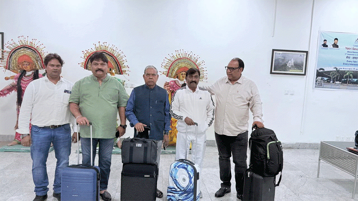 Ranchi News : लोकतंत्र बचाओ रैली में शामिल होने के लिए दिल्ली रवाना हुए केशव महतो कमलेश