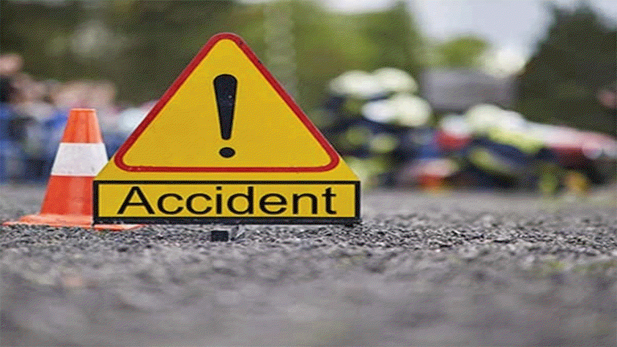 Jamshedpur News : पिकअप वैन पलटने से युवक की मौत, पिता समेत सात घायल