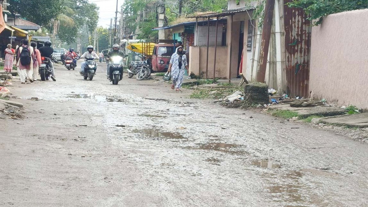 Ranchi News : वर्षों से जर्जर है मधुकम की मुख्य सड़क, छठ से पहले मरम्मत की मांग