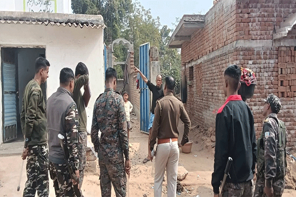 साइबर अपराध पर पुलिस की सख्ती, गांव में चला जागरूकता अभियान