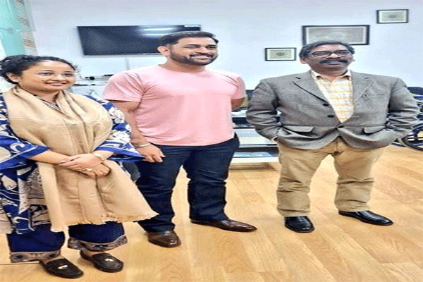 सीएम हेमंत की माही से अचानक मुलाकात, झारखंडवासियों के लिए खुशी का पल