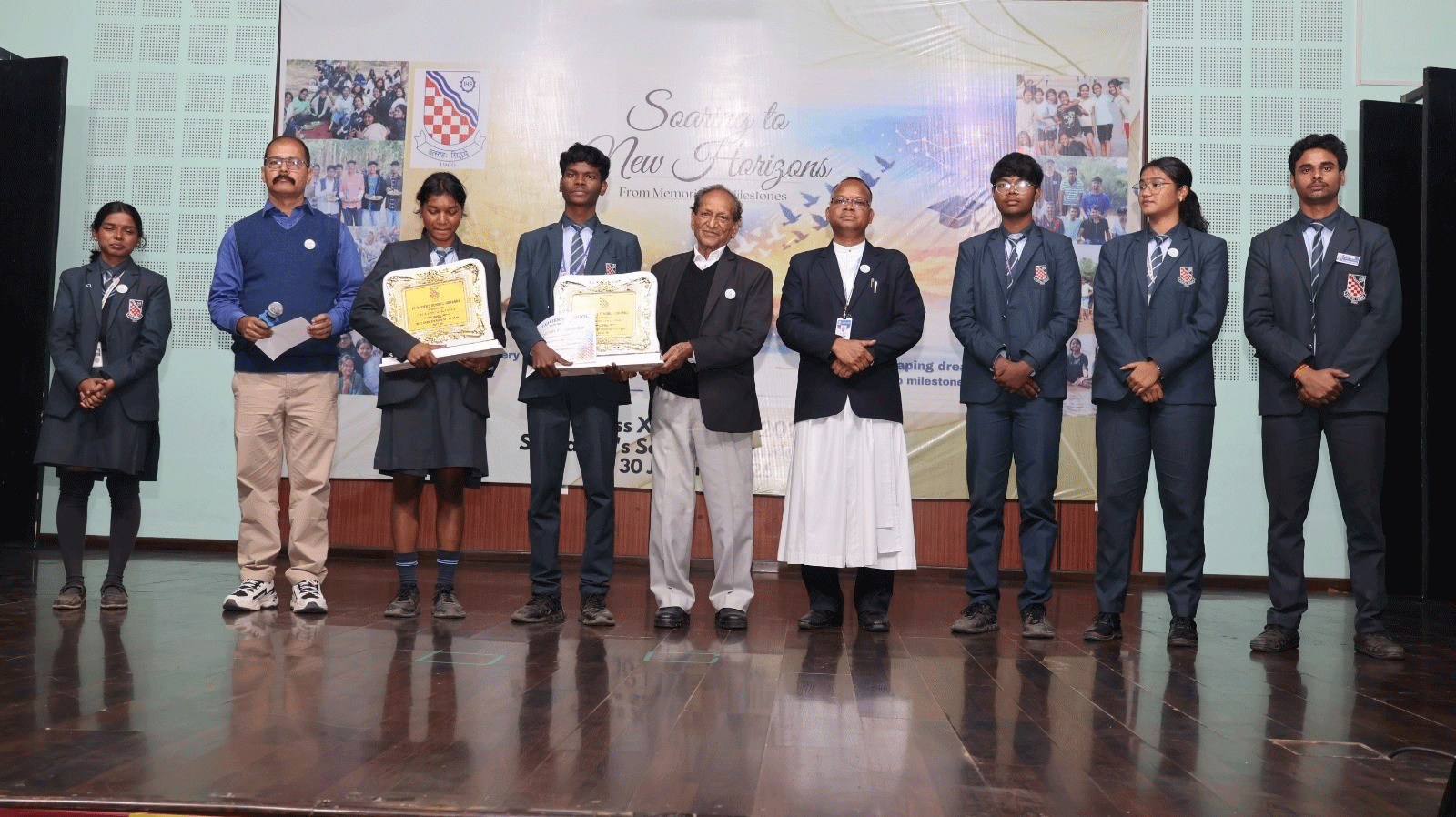 सेंट जेवियर्स स्कूल में 12वीं के विद्यार्थियों को दिया गया फेयरवेल