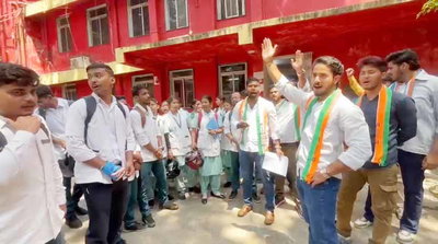 रांची विवि में छात्रों ने सेमेस्टर लेट होने पर प्रशासनिक भवन किया बंद, पढ़ाई ठप,